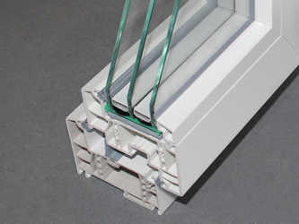 Пластиковая дистанционная рамка в стеклопакете в профиле Rehau Geneo